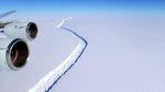 Der 172 Kilometer lange Riss im Eis hatte das Ablösen schön länger angekündigt – Credit: NASA/John Sonntag