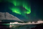 Highlight des Trips nach Island war die Surfsession unter den Polarlichtern – © Chris Burkard