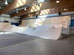 Aber auch im hinteren Bereich der Skatehalle Innsbruck hat sich einiges getan. Hier erwartet euch ein riesiges Holzelement mit endlosen Transfer- und Lineoptionen