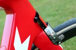 Um die freiliegenden Bereiche vor den äußeren Einflüssen zu schützen, reagieren die Vector-Wings auf starkes Lenken und öffnen sich. Dabei bleibt das super schlanke Profil des Bikes erhalten.