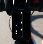 Garmin Varia Fahrradradar – Anzeigeeinheit: Bis zu acht Fahrzeuge kann das Radar erkennen und visuell anzeigen.