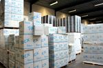 Das Lager ist bis unter die Decke voll mit Kartons. Fertige Produkte warten hier darauf in die ganze Welt verschickt zu werden. Die Empfänger sind Vertreter, Händler und Endkunden in 54 verschiedenen Ländern.