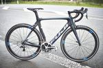 Das Fuji Transonic hat mit dem Bahnrad Track Elite und dem Triathlon-Renner Norcom Straight zwei potente Paten in der Entwicklung gehabt. Die Einflüsse der beiden extrem schnellen Paten sind unverkennbar und doch hat das Transonic ein ganz eigenes Konzept.