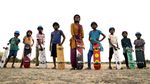 Szene aus dem Spielfilm Skatergirl - Der Hauptcharackter und Ihre Freune stehen zusammen mit Ihren Skateboards auf einem Feld