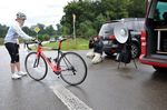 Making of Eurobike Demoday - Fotograf Marco und Fahrerin Charlotte nehmen das extravgant lackierte Colnago C60 2015 unter die Lupe.