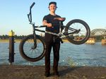 Regel Nummer 1 für angehende Bikecheckfotografen: Lichte Rad und Fahrer niemals auf einem schiefen Untergrund ab!