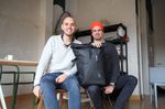Firmengründer Benny Mandos und Roman Ruster zeigen den multifunktionalen Roll-Top-Rucksack || Foto: GOT BAG
