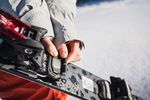 Während dem Aufstieg einer Skitour werden die Stopper arretiert, damit sie nicht im Schnee "schleifen" und bremsen.