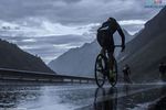 Element Wasser: Teil des Arlberg-Giro-Erlebnisses ist es, sich durch alle Widrigkeiten durchzukämpfen. Bildquelle: TVB St. Anton am Arlberg