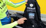 Wer Tosatto nach seinem Favoriten fragt bekommt eine klare Antwort. Die Sportful Fiandre NoRain Light Jacke ist sein favorisiertes Ausrüstungsstück in der Fahrer-Tasche. Wasserabweisend und atmungsaktiv kam die Jacke in diesem Jahr gelegentlich auf der Tour zum Einsatz.