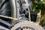 Der umgestaltete, vordere Umwerfer arbeitet jetzt mit einen längeren Arm. Die Konstruktion ähnelt der, die wir von den neueren Shimano Gruppen kennen. So konnte Campagnolo nicht nur die Schaltleistung verbessern, man muss jetzt beim Schaltvorgang auch deutlich weniger Kraft auf die Hebel ausüben.