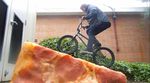 Josh Navarro verschiebt in diesem Video die Grenzen dessen, was mit einem BMX-Rad möglich ist. Oder wusstest du, dass man auf Pizzastückem fahren kann?