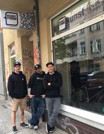 Piet Savelsberg, Thommy Ebeling und Daniel Fuhrmann vor dem kunstform BMX Shop Berlin