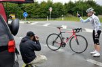 Wer immer schon wissen wollte wie man Fotos von frei stehenden Rädern macht, so gehts. Der Fotograf zählt an und wir geben das Rad für 2-3 Sekunden frei, um es dann wieder aufzufangen.
