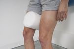 Für Fahrer mit Knieproblemen ist die Variante der Kniebeugen mit Gymnastikball an der Wand und einer Schaumstoffrolle zwischen den Oberschenkeln eine gute Alternative.