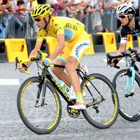 Für seine Zieleinfahrt bekam Vincenzo Nibali (Astana) ein spezielles farblich zum Tour-Sieger passendes Specialized S-Works Tarmac. Das war aber nicht sein einziges spezielles Bike.
