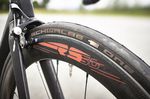 Die Direct Mount-Bremse von Shimano steht nur an den Seilzugbügeln über, ansonsten bilden Gabel und Bremse eine Einheit.