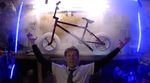 Colin Furze baut ein Fahrrad, dessen Räder aus Eis sind und das Ice Bike ist geboren. Der Akt des völligen Unsinns macht dieses Video sehr unterhaltsam.