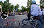Der Mensch mit dem besten Oldschooloutfit nimmt bei BMX Cologne 2015 ein Fairdale-Fahrrad mit nach Hause