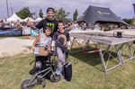 Der Veranstalter Patrick Guimez mit den Gewinnern des Rocker Bikes Kiddie Race