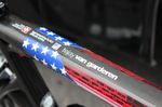Das Oberrohr jedes BMC-Fahrers war mit der Nationalflagge des Fahrers dekoriert. Der in Washington geborene Tejay Van Garderen bekam sein Bike demnach in den amerikanischen Landesflaggen.