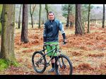 Luke Limbrick in den Wäldern mit seinem neuen Bike