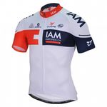 IAM Cycling hat sich 2016 für ein überwiegend weißes Team-Trikot entschieden. (Foto: IAM Cycling)
