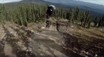 Hier ist ein POV-Clip von den Dreharbeiten zu dem großartigen Rhythm-Video, in dem eine Horder furchtloser Freerider einen Traumtrail in Kanada zerlegt.