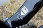 Die Madone-Serie von Trek ist reichhaltig und startet mit preisgünstigen Alu-Modellen. Das Flaggschiff ist aber die 7er-Serie aus 700er Carbon. Mit einem Rahmengewicht (M) von 725g ist das Topmodell einer der leichtesten Rahmen auf der Tour und wurde im letzten Jahr noch einmal neu bearbeitet um auf dieses Gewicht zu kommen.