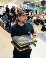 Zeit für Pizza ist immer! Das Last-Stand-Mastermind Paul Robinson in der Mitte des Source BMX Best Trick Contests