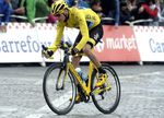 Hier sieht man Chris Froome auf seinem gelben Pinarello Dogma F8 als er 2015 auf der Champs-Elysees dem Gesamtsieg entgegensteuert. (Foto: Sirotti)
