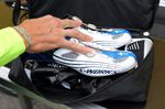 Tosattos Tasche ist in zwei Bereiche aufgeteilt. Einen oberen- und einen unteren Bereich. Unten befinden sich zum Beispiel Ersatzschuhe. Es ist ziemlich nervig, wenn ein Cleat bricht oder man die Schuhe aus anderen Gründen tauschen muss. Tinkoff-Saxo Teamführer Alberto Contador kam während der Tour de France 2014 auf der 10. Etappe nach seinem Unfall in die Verlegenheit Schuhe tauschen zu müssen. Wohl dem, der zuvor an die Ersatzschuhe gedacht hat.