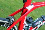Der IsoSpeed Entkoppler des Trek Madone wurde entwickelt, um je nach Ausführung (H1 oder H2) zwischen 19 und 21 Millimetern an vertikaler Flexibilität zu bieten. Laut Trek wird so, gegenüber dem wichtigsten Konkurrenz-Bike, eine Verbesserung von 57,5 Prozent erzielt.
