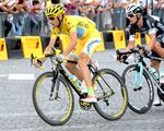Für seine Zieleinfahrt bekam Vincenzo Nibali (Astana) ein spezielles farblich zum Tour-Sieger passendes Specialized S-Works Tarmac. Das war aber nicht sein einziges spezielles Bike.