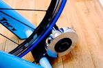Der Tacx Blue Motion Rollentrainer ist robust, leicht einzustellen und bietet dem Sportler ein komfortables Tretgefühl.