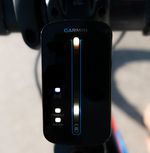 Garmin Varia Fahrradradar – Anzeigeeinheit: Ein herannahendes Fahrzeug wird als weißer LED-Punkt dargestellt, der sich dem, jetzt warnroten, oberen Leuchtpunkt desto mehr nähert, je näher das Fahrzeug dem Radar kommt.