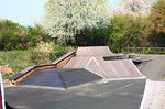 Umbau im Skatepark Wendelstein Das London Gap wurde mit einer normalen Bank-Hip inklusive Ledge erweitert