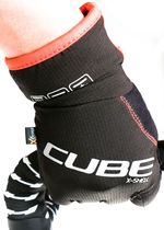 Der Cube Natural Fit X-Shell Langfinger-Handschuh hält Kälte und Nässe draußen. Foto: Arian Schlichenmayer