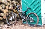 An diesen Tagen kann man wohl kaum auf Klo gehen und es vermeiden, dass von seinem Prototyp Bike ein Bild gemacht wird. Gee Atherton`s GT.