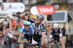 Marcel Kittel greift zum vierten Mal nach dem Etappensieg und macht ganz nebenbei Geschichte mit seinen 4 Siegen plus 2 Siege durch Tony Martin und einen von André Greipel. Sieben deutsche Etappensiege gab es in der Geschichte der Tour de France noch nie. (Foto: Sirotti) 