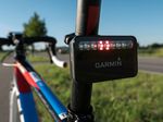 Das Garmin Varia Fahrradradar ist ein Rücklicht, dass auf herannahende Fahrzeuge reagiert.