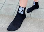 Die Merino-Socken sind in schwarz und weiß, sowie in zwei Längen erhältlich.