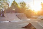 Die Sonnenuntergänge im Lohhof Skatepark sind legendär. Jonas Lindermair, Nohander über die Box, die für den Jam um einen halben Meter gekürzt wurde, aber trotzdem noch ein ordentliches Geschoss ist