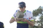 Paris-Roubaix 2016: Nach 15 Teilnahmen am Monument kann Mathew 2016 endlich die Pflasterstein-Siegertrophäe sein Eigen nennen. Foto: Sirotti
