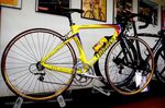 Weitere Eindrücke vom Ausstellungsbereich. Hier ein Carbon-Rad in Marco Pantani-Stil.
