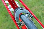 Die Center-Pull-Bremse am Trek Madone hat ein ganz neues Design und wurde speziell für dieses Bike entwickelt. Das neue Design ermöglicht eine Kabelführung, die komplett im inneren der Rohre verläuft.