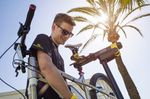 Web-Bike-Set-Up-unter-Palmen