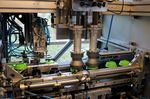 Viele der Herstellungsprozesse bei Tacx sin voll automatisiert. Diese hier abgebildete Maschine schraubt grade Deckel auf Trinkflaschen.