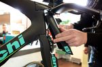 Unter der Abdeckung versteckt sich die Vorderbremse des Bianchi Aquila CV. (Foto: Bianchi)