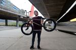 Rasier dich mal, du Hippie! Jonas Bader und sein neues Rad in Sydney.